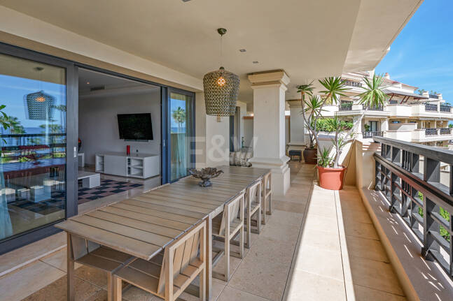Luxury Frontline Beach Apartment in Laguna de Banús with Panoramic Sea Views