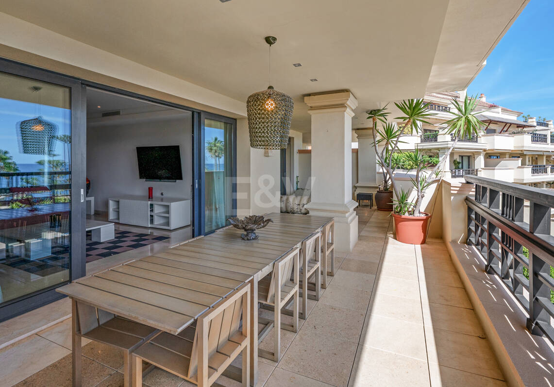 Luxus-Strandapartment in erster Reihe in Laguna de Banús mit Panoramablick aufs Meer