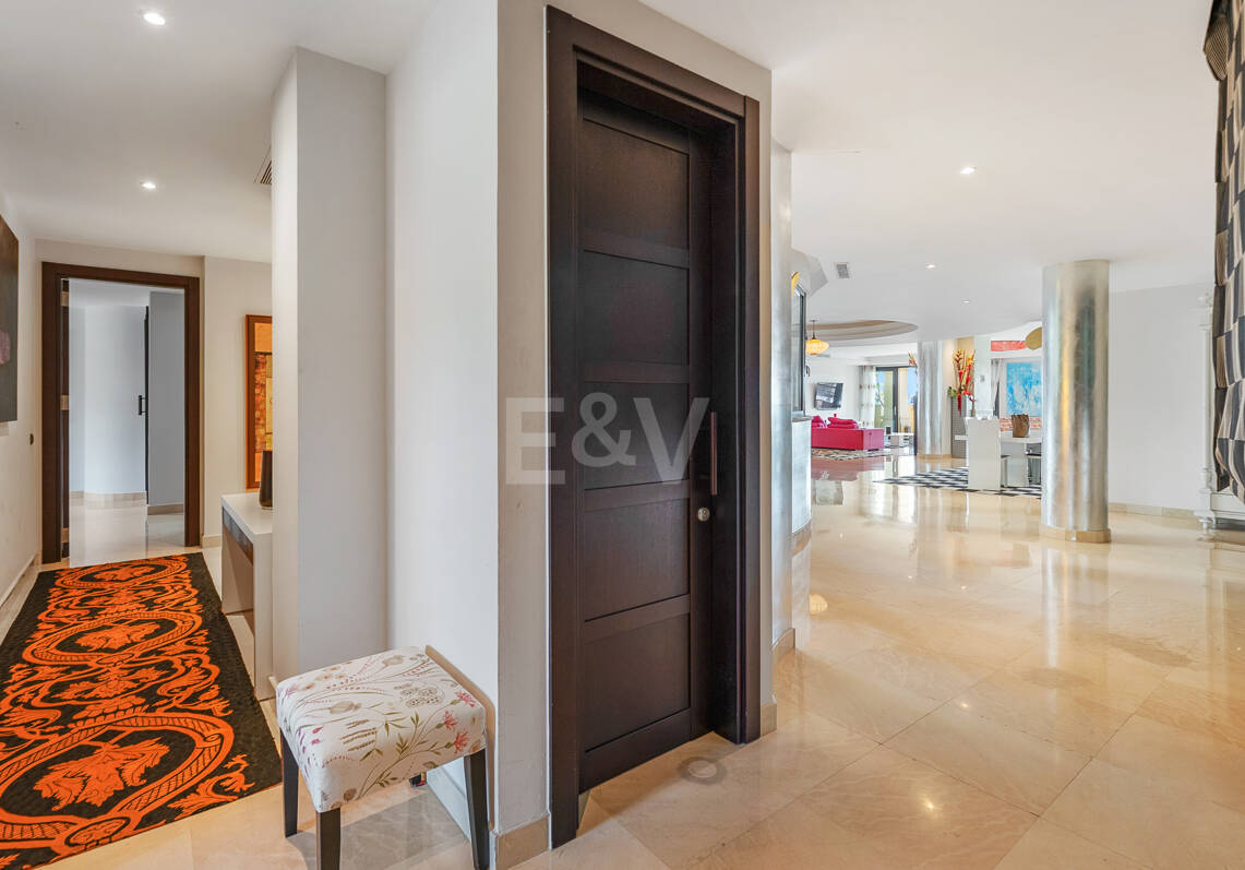 Luxus-Strandapartment in erster Reihe in Laguna de Banús mit Panoramablick aufs Meer