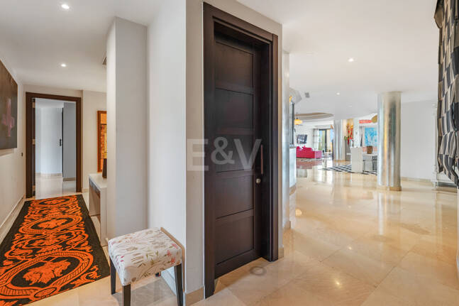 Luxury Frontline Beach Apartment in Laguna de Banús with Panoramic Sea Views