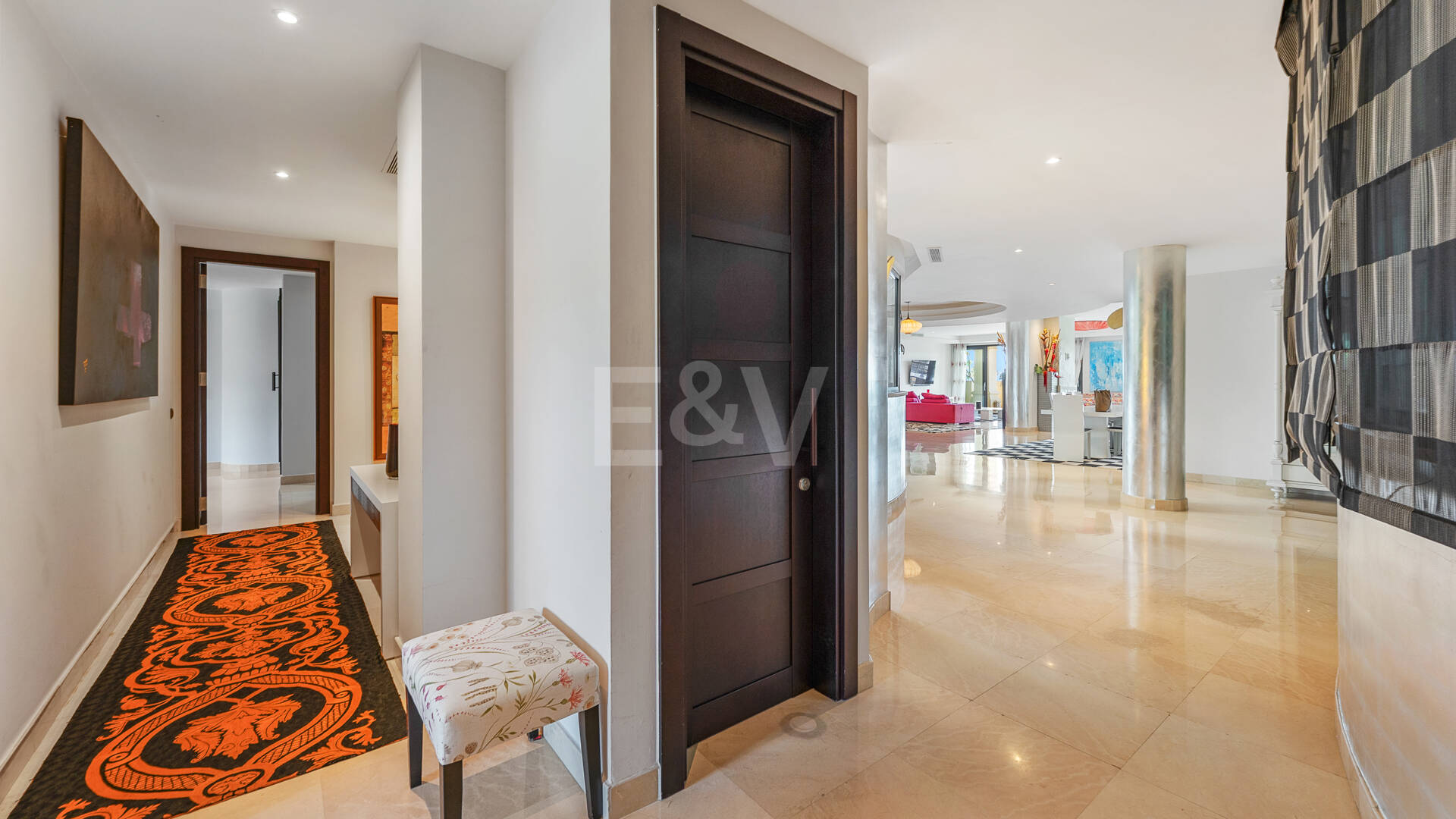Luxury Frontline Beach Apartment in Laguna de Banús with Panoramic Sea Views