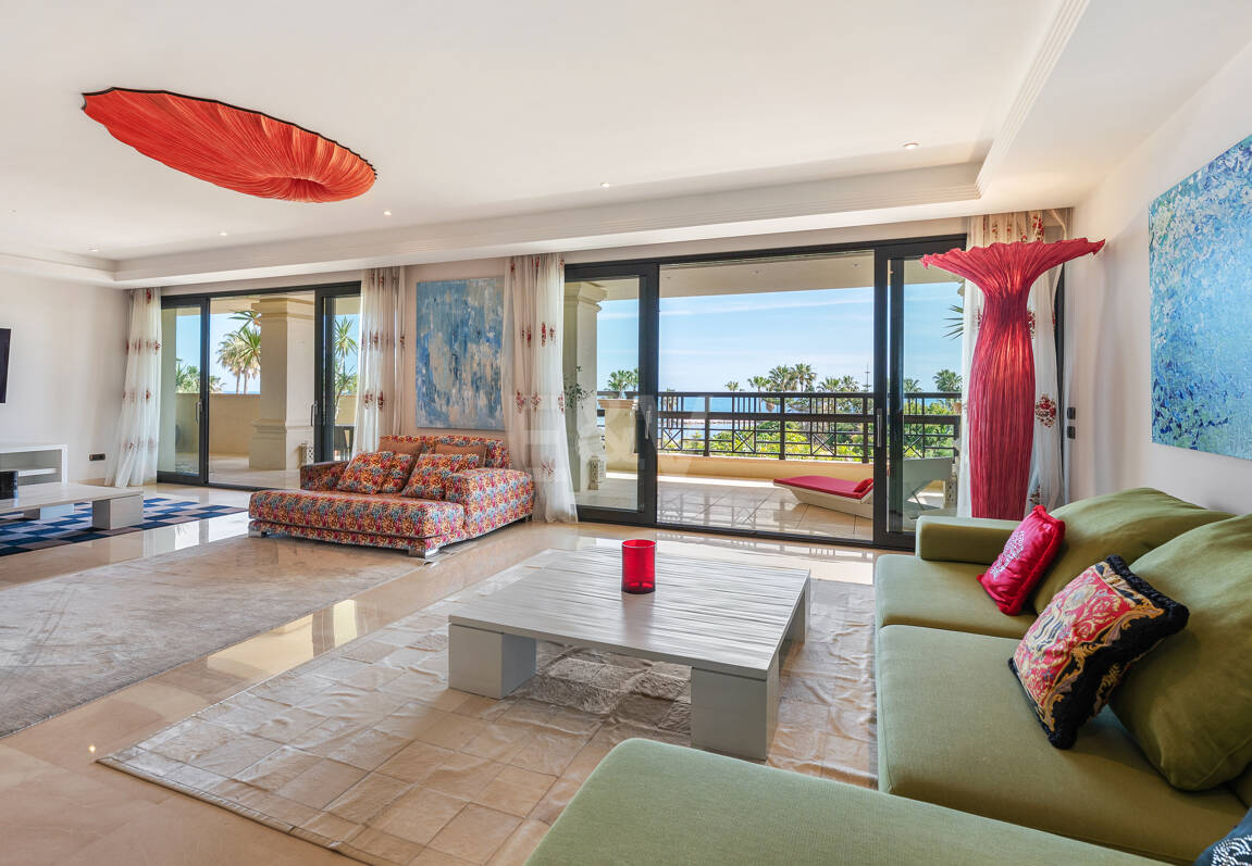 Luxury Frontline Beach Apartment in Laguna de Banús with Panoramic Sea Views