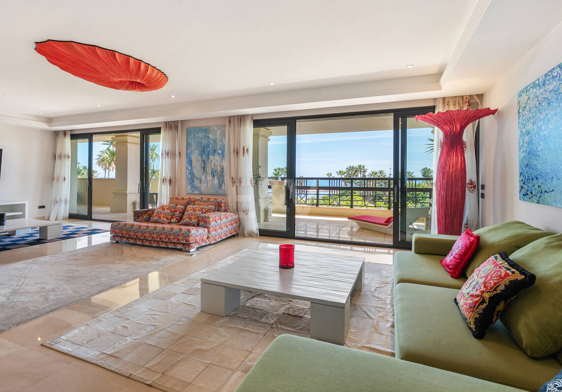 Luxus-Strandapartment in erster Reihe in Laguna de Banús mit Panoramablick aufs Meer