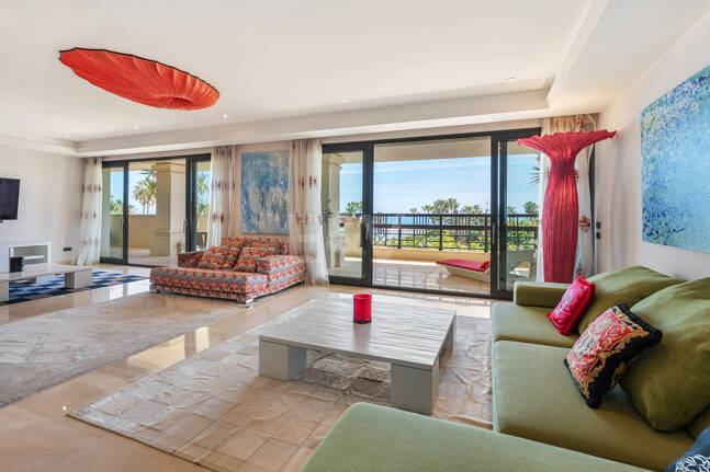 Luxury Frontline Beach Apartment in Laguna de Banús with Panoramic Sea Views