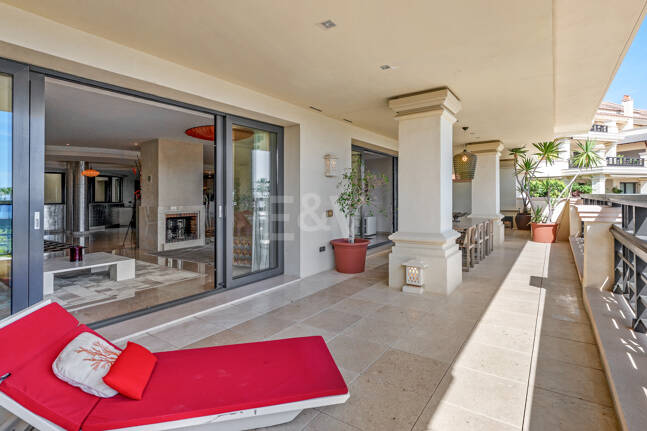 Luxury Frontline Beach Apartment in Laguna de Banús with Panoramic Sea Views
