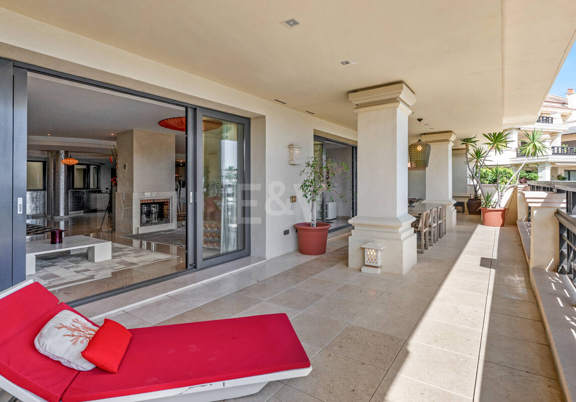 Luxus-Strandapartment in erster Reihe in Laguna de Banús mit Panoramablick aufs Meer
