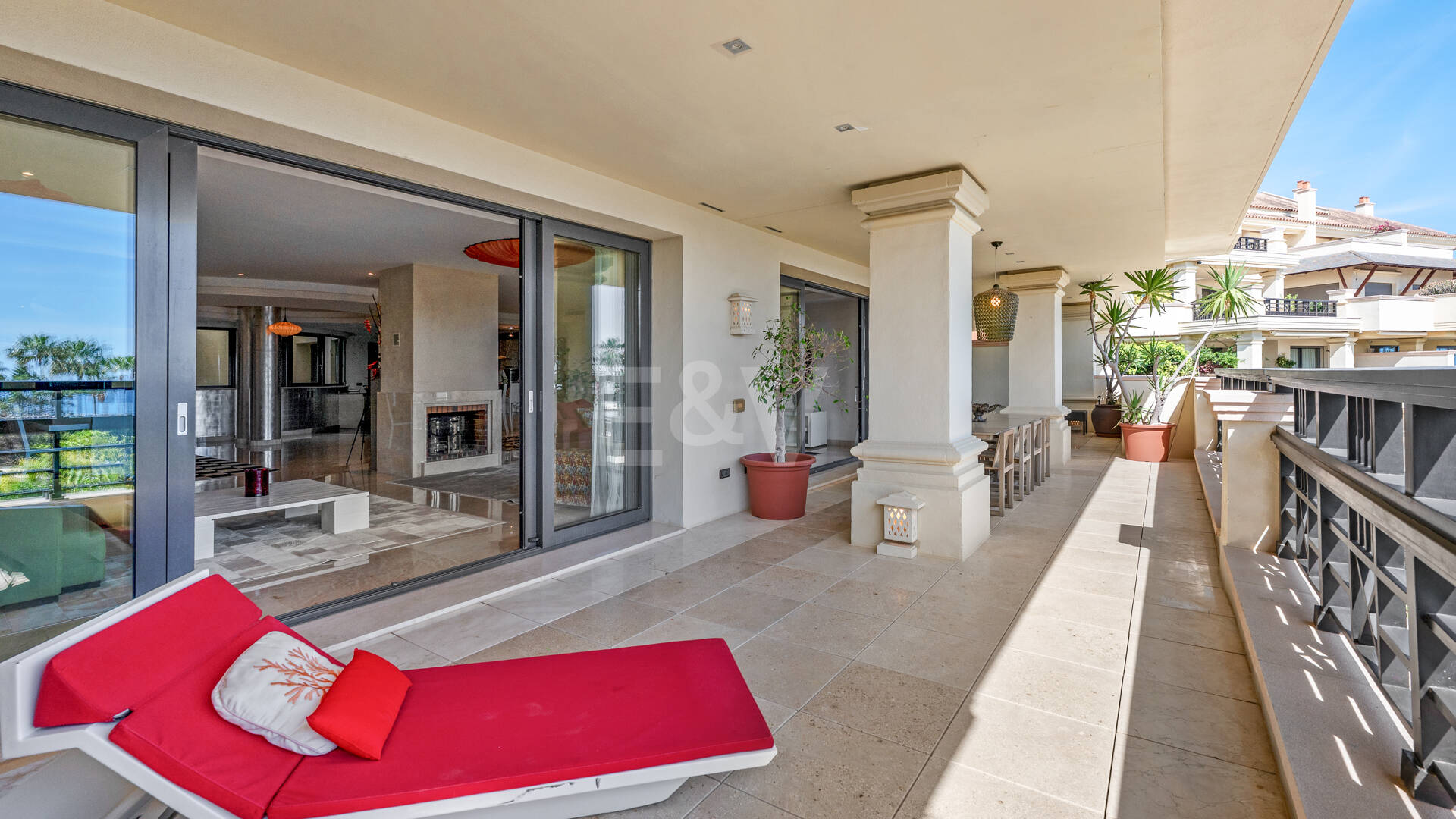Luxury Frontline Beach Apartment in Laguna de Banús with Panoramic Sea Views
