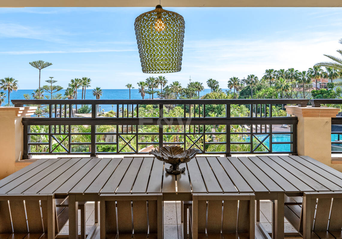 Luxus-Strandapartment in erster Reihe in Laguna de Banús mit Panoramablick aufs Meer