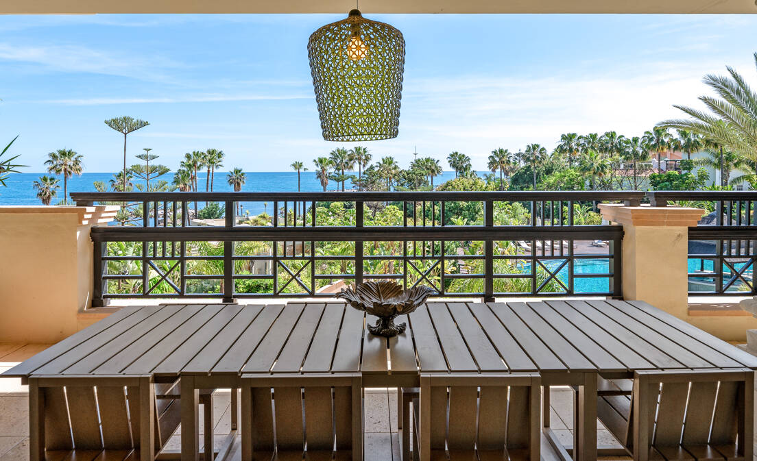 Luxury Frontline Beach Apartment in Laguna de Banús with Panoramic Sea Views