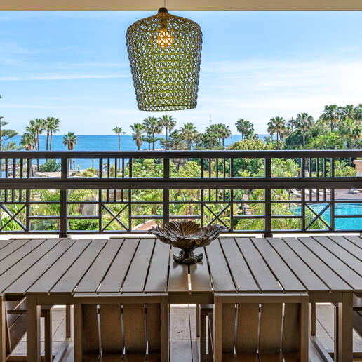 Luxury Frontline Beach Apartment in Laguna de Banús with Panoramic Sea Views