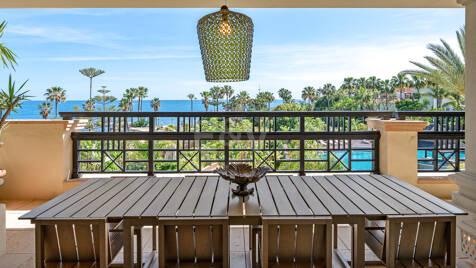 Luxury Frontline Beach Apartment in Laguna de Banús with Panoramic Sea Views