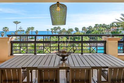 Luxury Frontline Beach Apartment in Laguna de Banús with Panoramic Sea Views