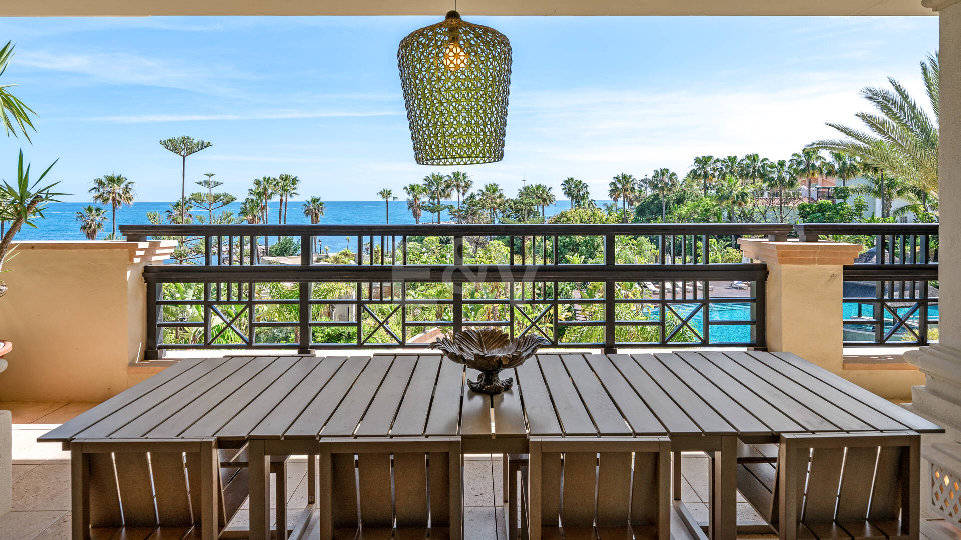 Luxury Frontline Beach Apartment in Laguna de Banús with Panoramic Sea Views