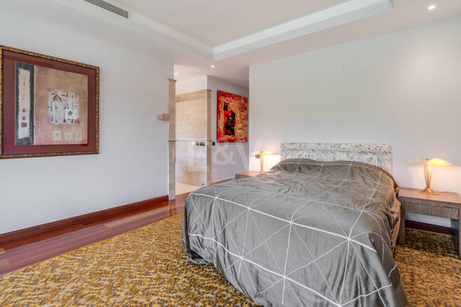 Luxury Frontline Beach Apartment in Laguna de Banús with Panoramic Sea Views