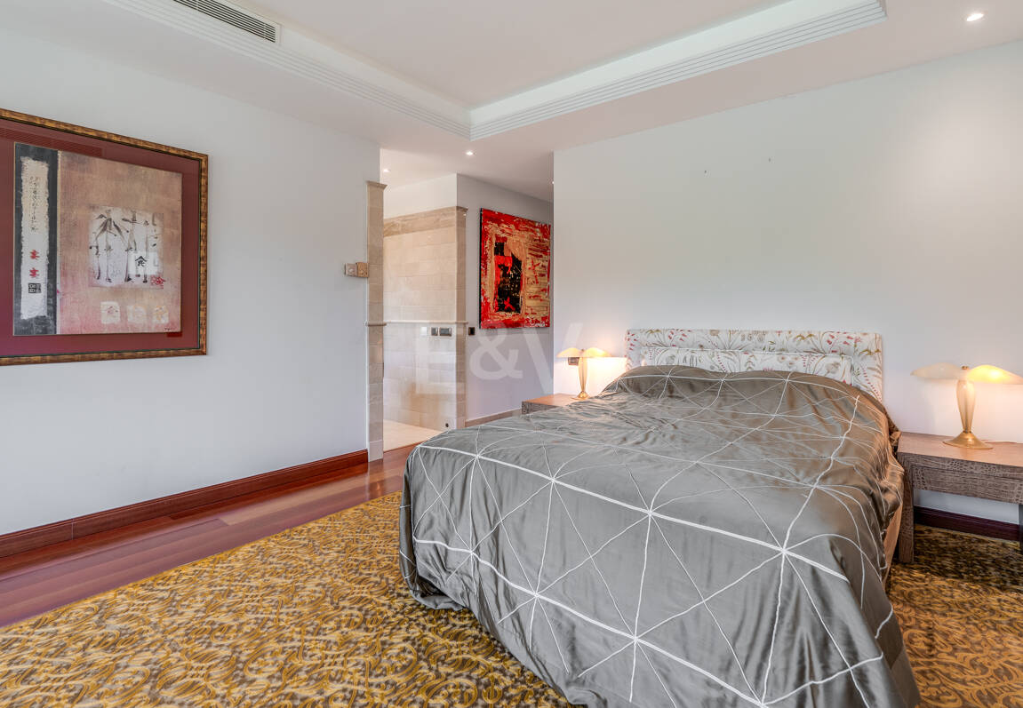 Luxury Frontline Beach Apartment in Laguna de Banús with Panoramic Sea Views