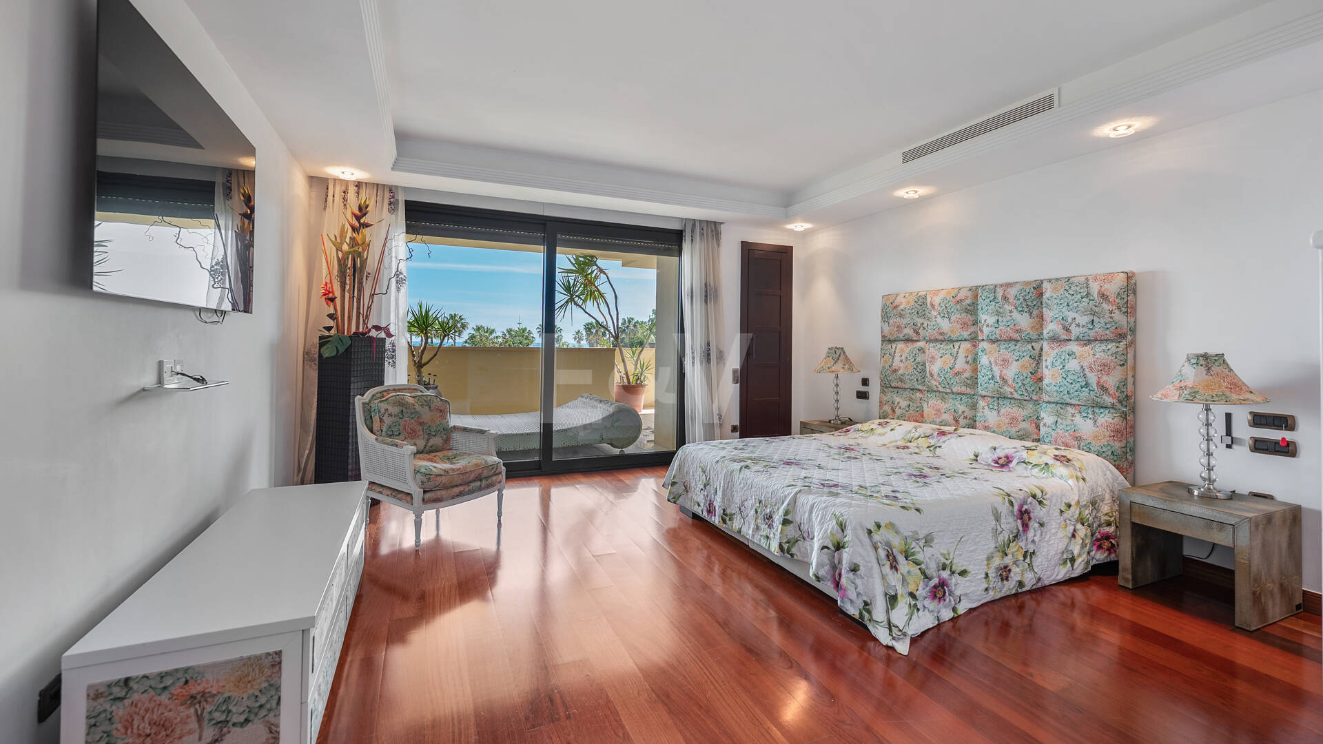 Luxury Frontline Beach Apartment in Laguna de Banús with Panoramic Sea Views
