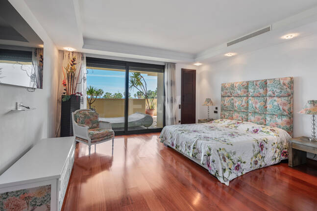 Luxury Frontline Beach Apartment in Laguna de Banús with Panoramic Sea Views