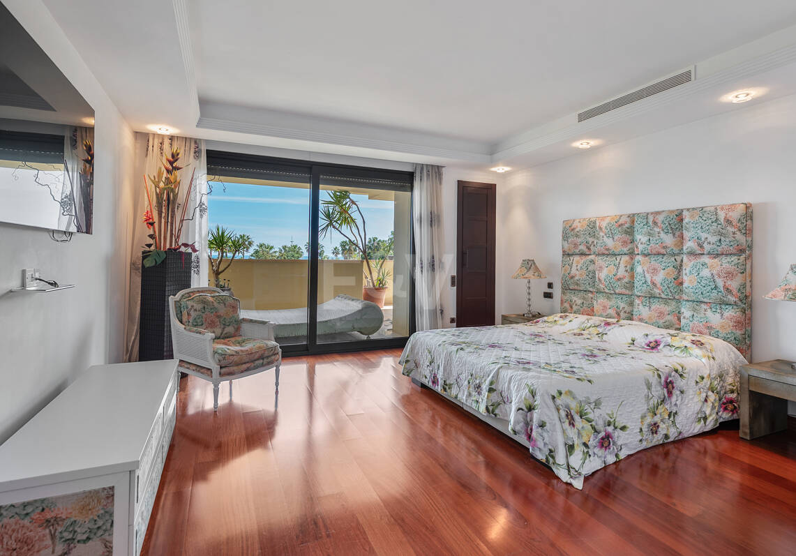 Luxus-Strandapartment in erster Reihe in Laguna de Banús mit Panoramablick aufs Meer