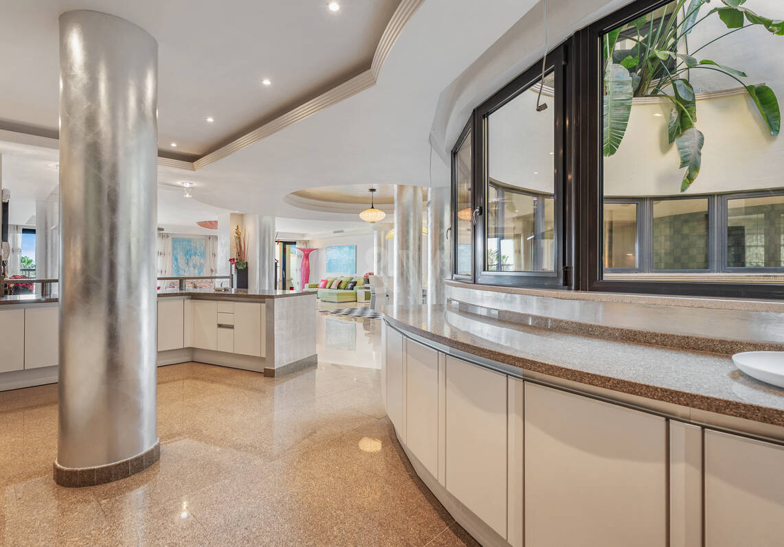 Luxus-Strandapartment in erster Reihe in Laguna de Banús mit Panoramablick aufs Meer
