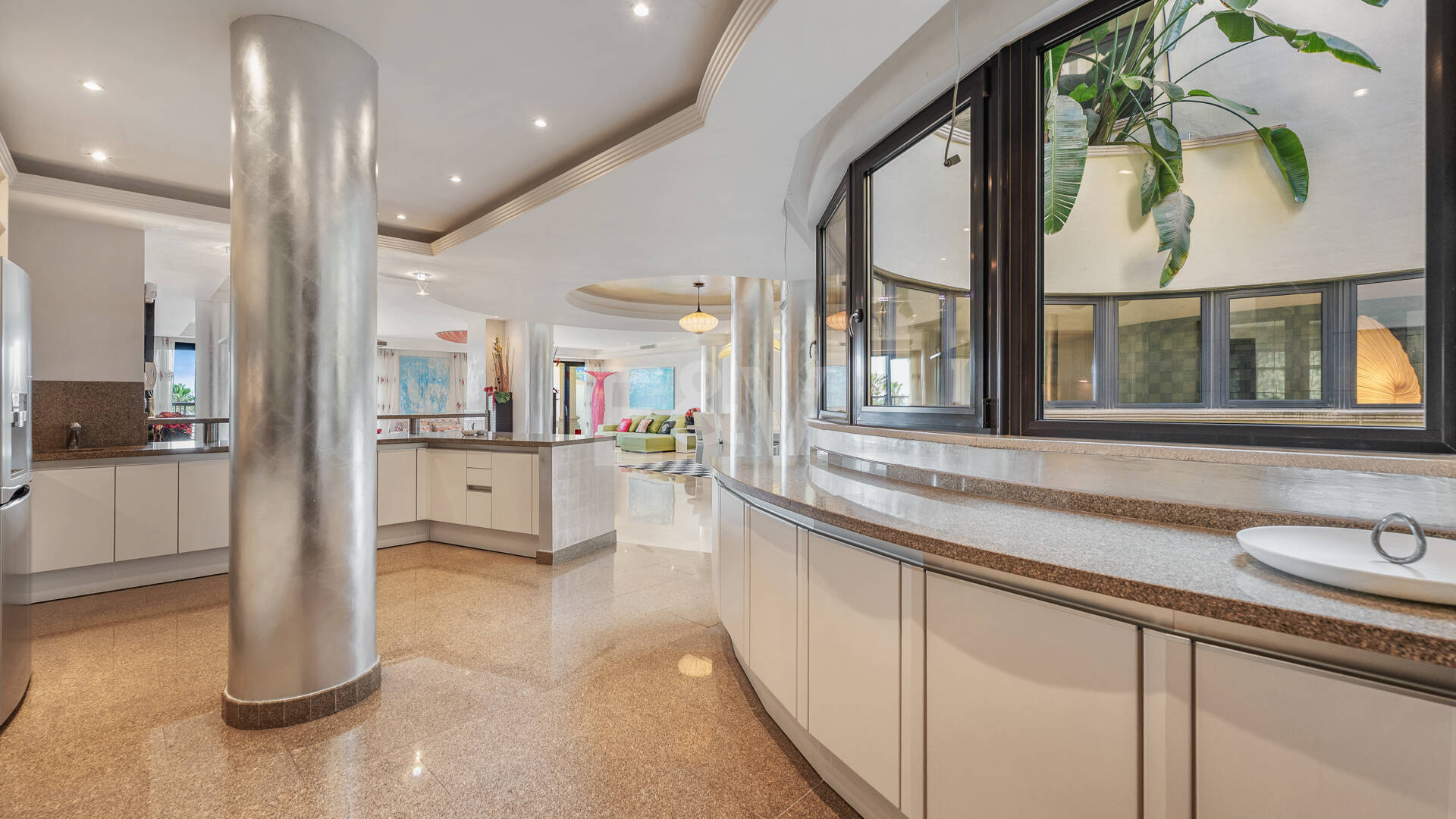 Luxury Frontline Beach Apartment in Laguna de Banús with Panoramic Sea Views