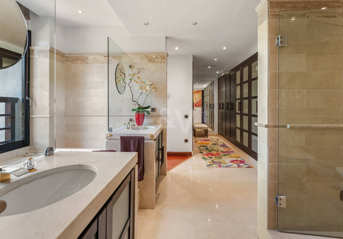 Luxus-Strandapartment in erster Reihe in Laguna de Banús mit Panoramablick aufs Meer
