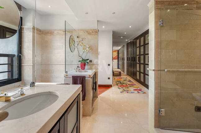 Luxury Frontline Beach Apartment in Laguna de Banús with Panoramic Sea Views