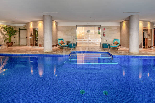 Luxury Frontline Beach Apartment in Laguna de Banús with Panoramic Sea Views