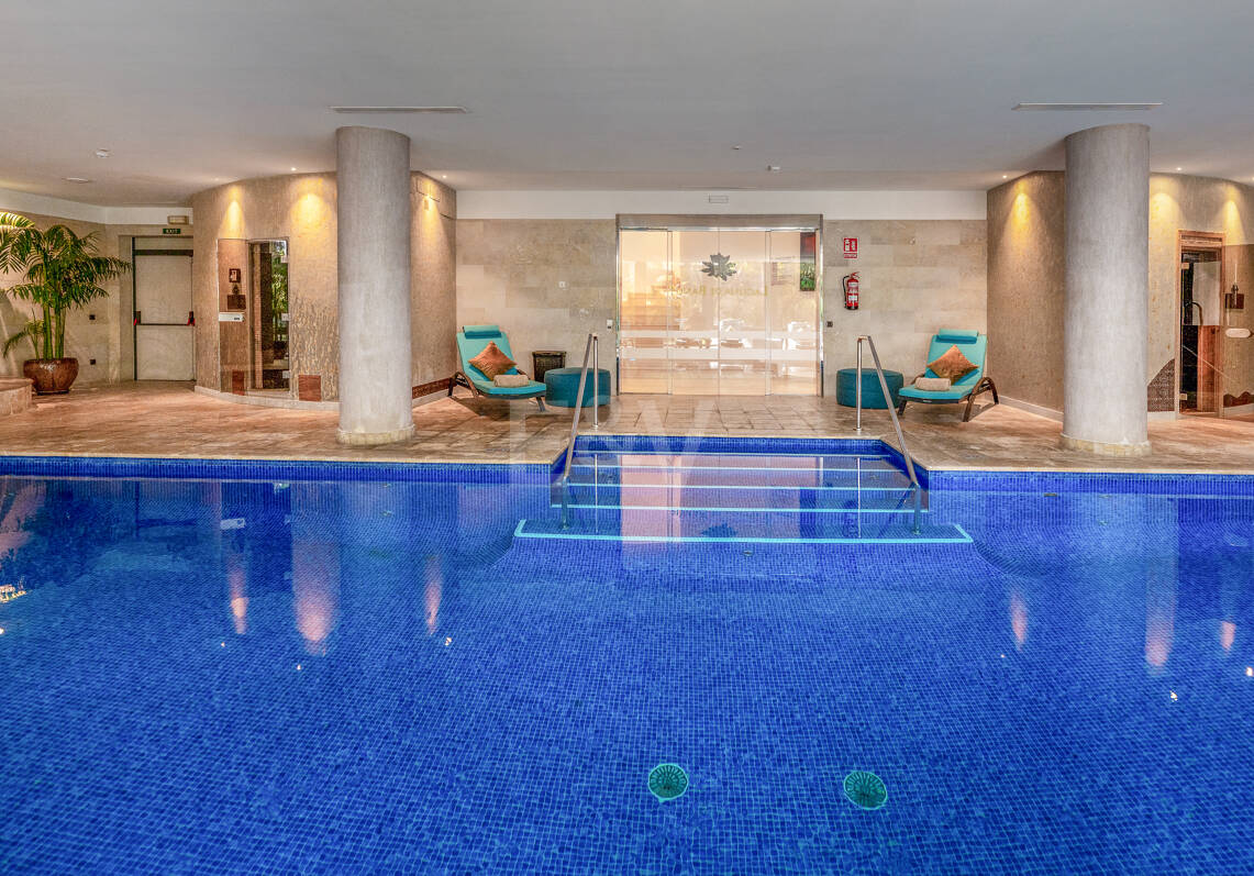Luxus-Strandapartment in erster Reihe in Laguna de Banús mit Panoramablick aufs Meer