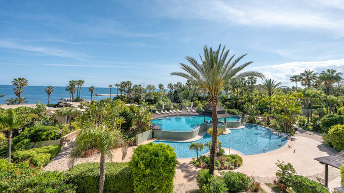 Luxury Frontline Beach Apartment in Laguna de Banús with Panoramic Sea Views