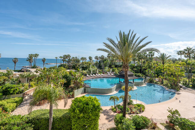 Luxury Frontline Beach Apartment in Laguna de Banús with Panoramic Sea Views