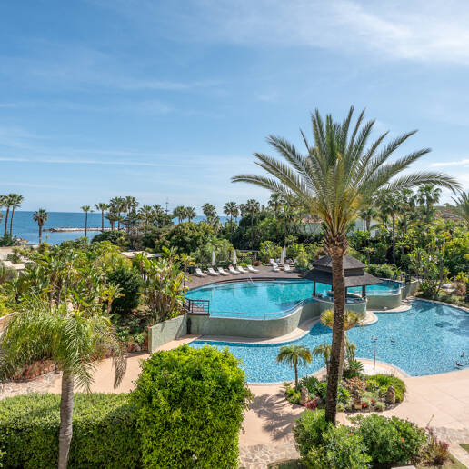 Luxury Frontline Beach Apartment in Laguna de Banús with Panoramic Sea Views