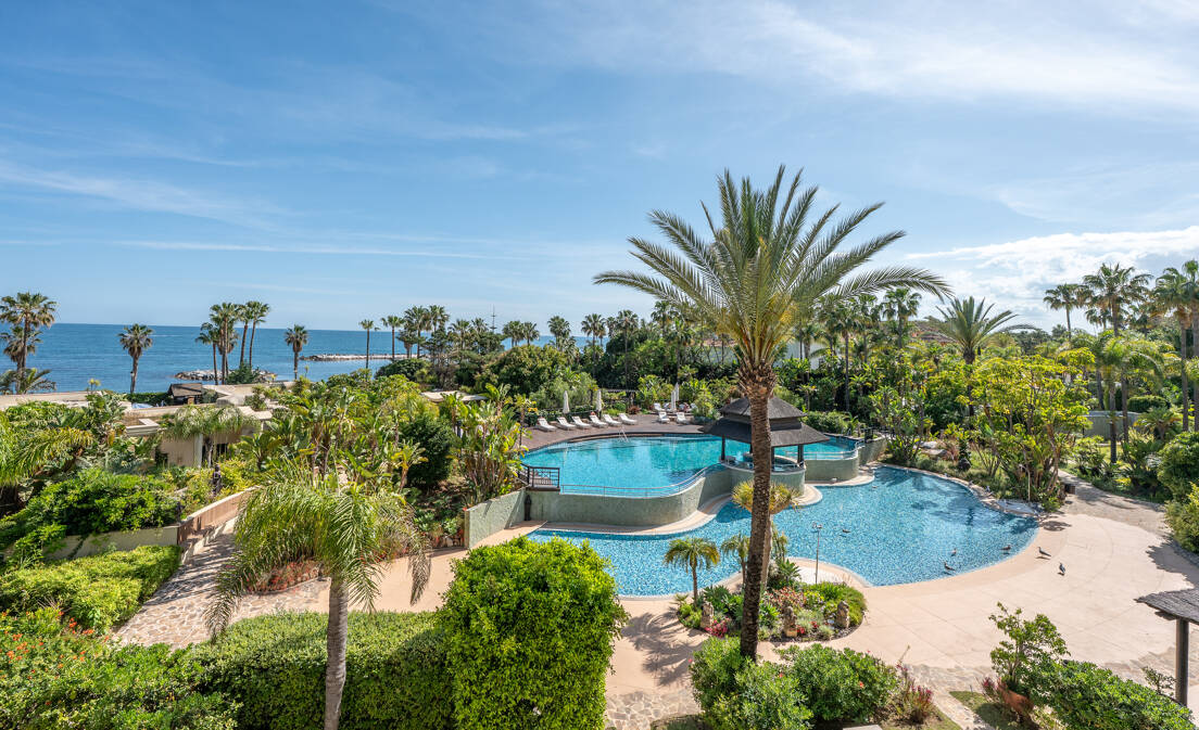 Luxury Frontline Beach Apartment in Laguna de Banús with Panoramic Sea Views