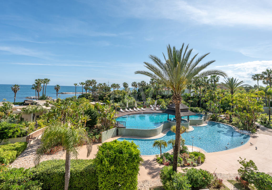 Luxus-Strandapartment in erster Reihe in Laguna de Banús mit Panoramablick aufs Meer