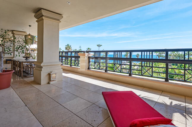 Luxury Frontline Beach Apartment in Laguna de Banús with Panoramic Sea Views