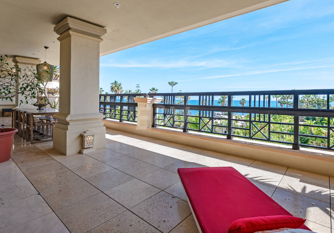 Luxus-Strandapartment in erster Reihe in Laguna de Banús mit Panoramablick aufs Meer