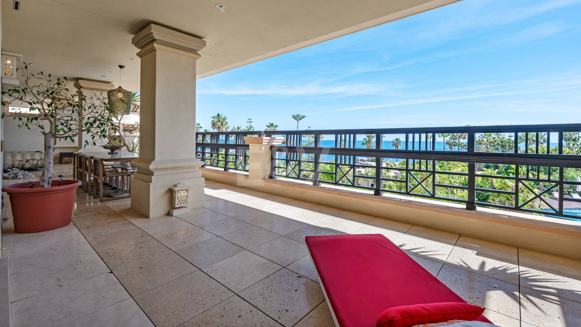 Luxury Frontline Beach Apartment in Laguna de Banús with Panoramic Sea Views