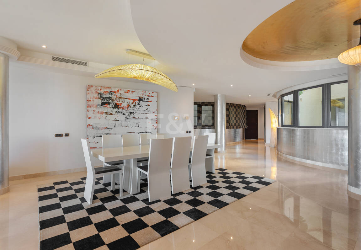Luxury Frontline Beach Apartment in Laguna de Banús with Panoramic Sea Views