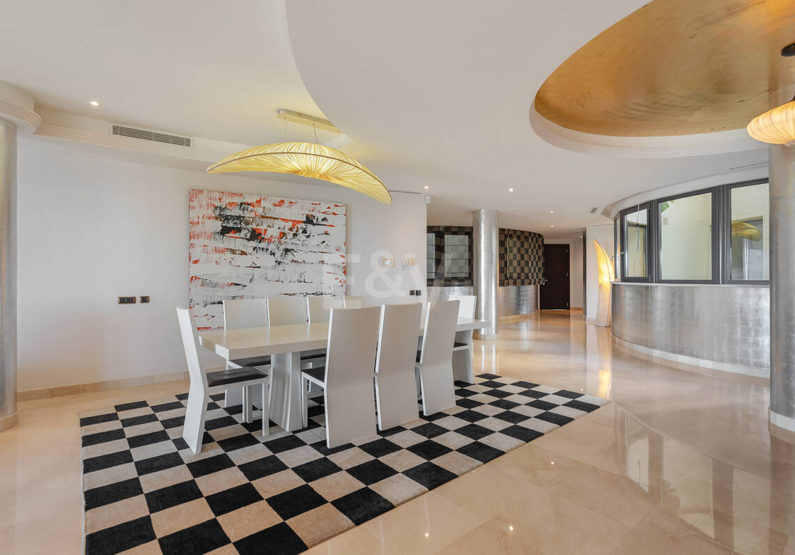 Luxus-Strandapartment in erster Reihe in Laguna de Banús mit Panoramablick aufs Meer