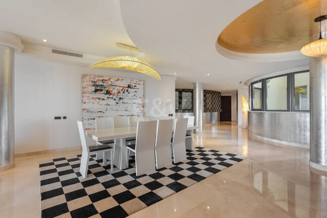 Luxury Frontline Beach Apartment in Laguna de Banús with Panoramic Sea Views