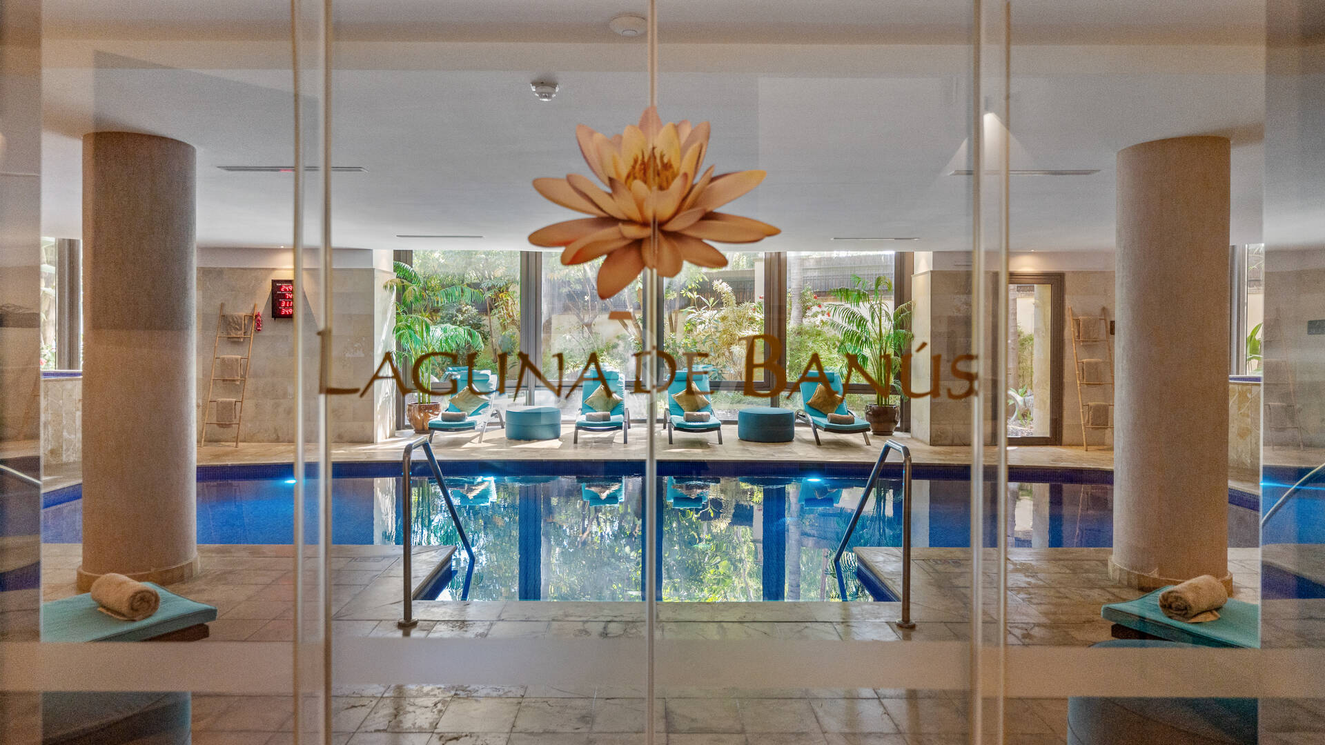 Luxury Frontline Beach Apartment in Laguna de Banús with Panoramic Sea Views