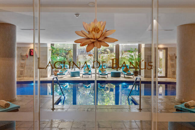 Luxury Frontline Beach Apartment in Laguna de Banús with Panoramic Sea Views