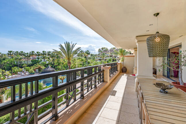 Luxury Frontline Beach Apartment in Laguna de Banús with Panoramic Sea Views