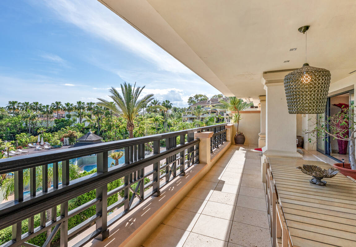 Luxury Frontline Beach Apartment in Laguna de Banús with Panoramic Sea Views