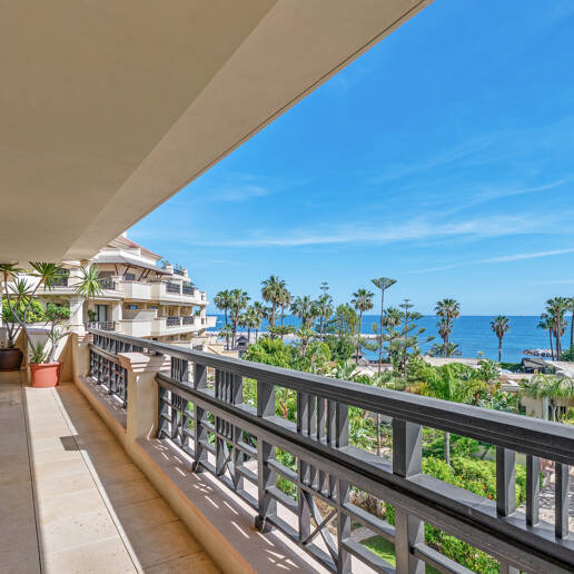 Luxury Frontline Beach Apartment in Laguna de Banús with Panoramic Sea Views