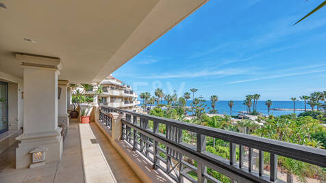 Luxury Frontline Beach Apartment in Laguna de Banús with Panoramic Sea Views