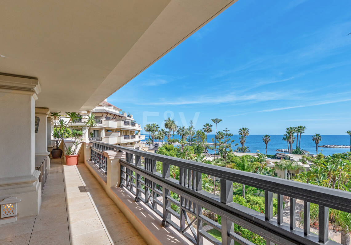 Luxus-Strandapartment in erster Reihe in Laguna de Banús mit Panoramablick aufs Meer