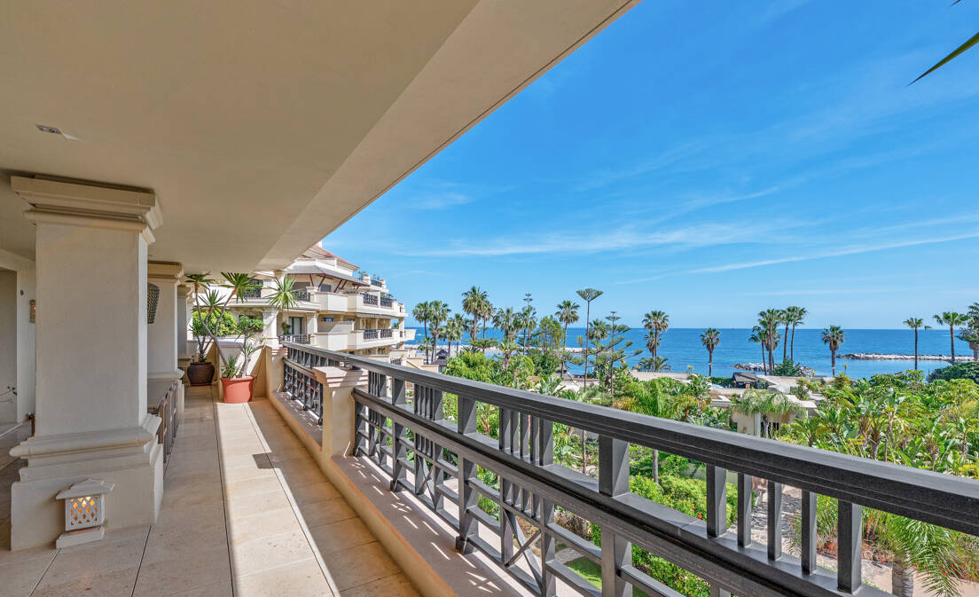 Apartamento de lujo en primera línea de playa en Laguna de Banús con vistas panorámicas al mar
