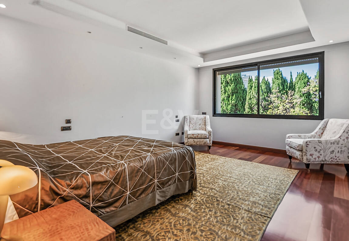 Luxury Frontline Beach Apartment in Laguna de Banús with Panoramic Sea Views