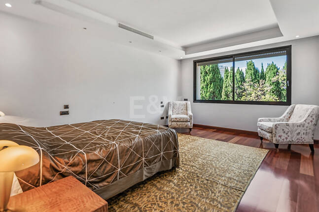 Luxury Frontline Beach Apartment in Laguna de Banús with Panoramic Sea Views