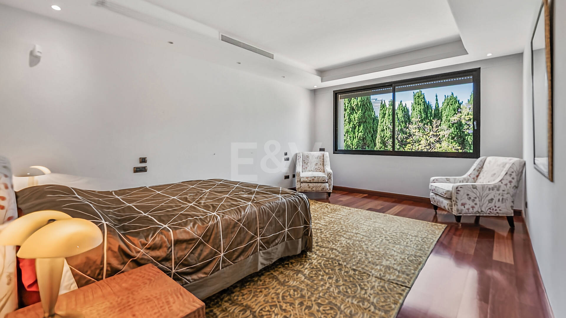 Luxury Frontline Beach Apartment in Laguna de Banús with Panoramic Sea Views